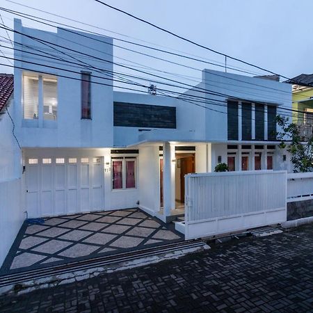 Spacious, White-Villa Belgareti @Kiara Condong Бандунг Экстерьер фото