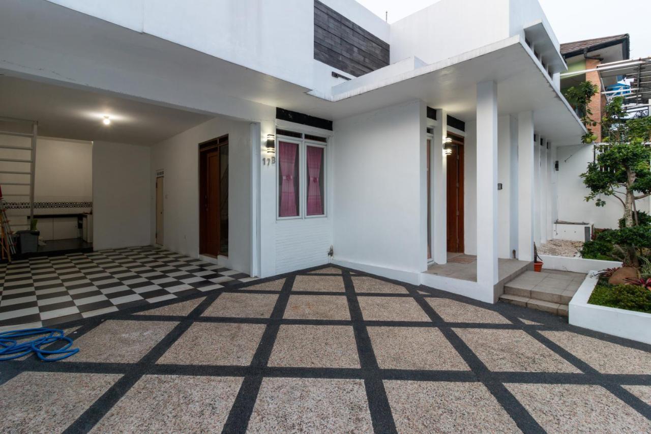 Spacious, White-Villa Belgareti @Kiara Condong Бандунг Экстерьер фото
