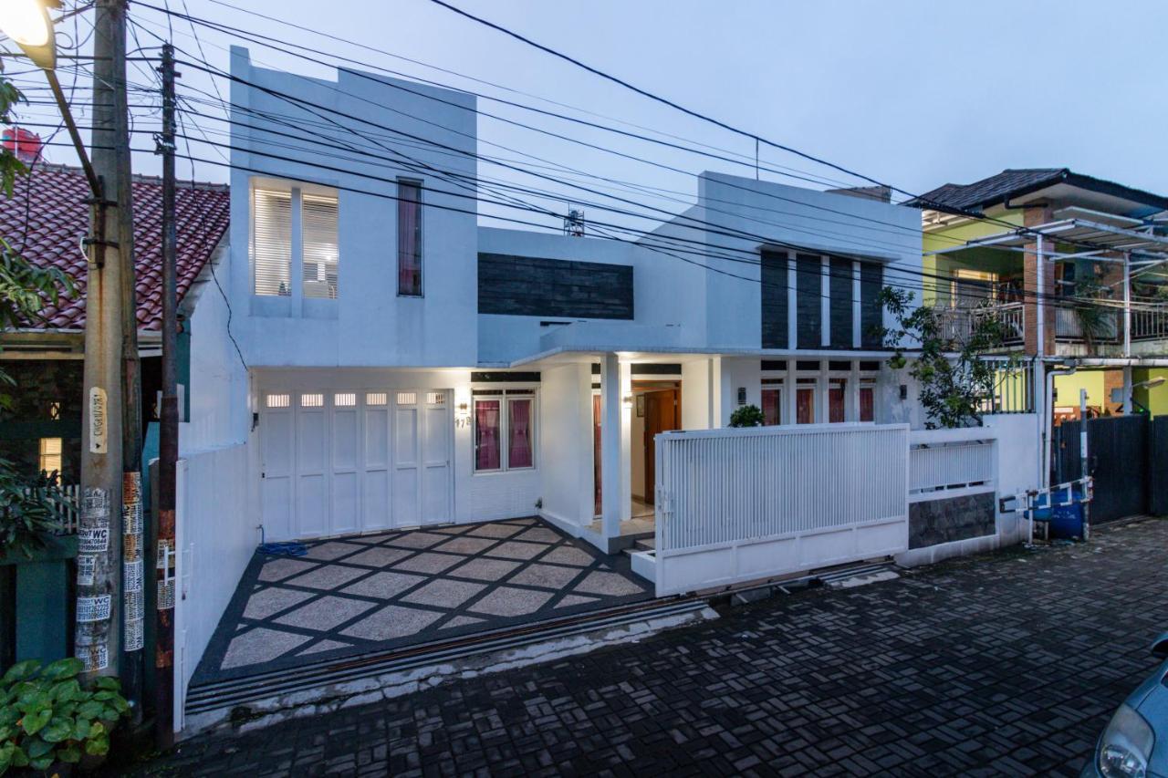 Spacious, White-Villa Belgareti @Kiara Condong Бандунг Экстерьер фото